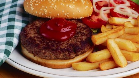 Marile lanturi de fast-food se inghesuie sa vina in Romania. Piata creste precum Fat-Frumos