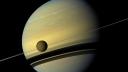 Misterul <span style='background:#EDF514'>VALURI</span>lor milimetrice de pe Titan. Este singurul loc din Sistemul Solar cu mari si lacuri extraterestre