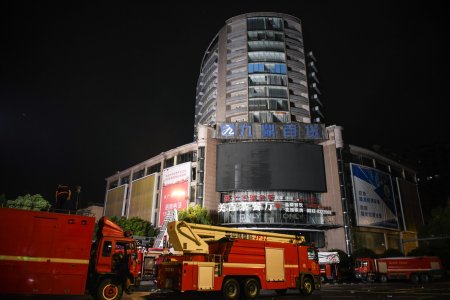 Incendiu puternic intr-un centru comercial din China. Cel putin 16 persoane au murit