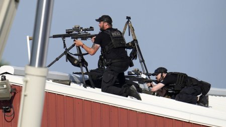 Trei lunetisti ai fortelor de ordine erau in cladirea de pe acoperisul careia s-a tras asupra lui Donald Trump. Unul chiar l-a <span style='background:#EDF514'>FOTOGRAFIA</span>t pe tragator