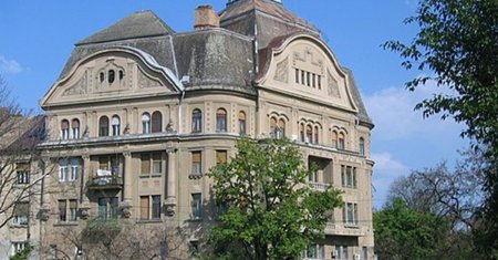 Doi tineri indragostiti si-au gasit casa la care nici nu <span style='background:#EDF514'>VISA</span>u. Este intr-un palat din Timisoara