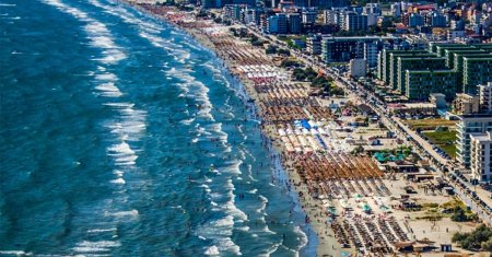 Suma colosala pe care a dat-o un turist pe 3 castraveti murati, intr-o autoservire din Mamaia. Zici ca mi-a dat tot <span style='background:#EDF514'>BORCA</span>nul!