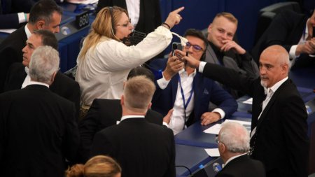 Sosoaca socheaza Europa, dupa circul din Parlamentul European. <span style='background:#EDF514'>RARES BOGDAN</span>: Mi-e plin telefonul de mesaje. Ma intreaba toti ce e cu ea