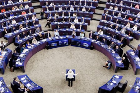 BREAKING NEWS Parlamentul European o confirma pe Ursula von der Leyen in functia de presedinte al Comisiei Europene / 401 deputati europeni au votat in favoarea sa / Sefa Comisiei Europene promite sa starpeasca extremismul in UE si ofera ajutor deplin pentru Ucraina / Extrema dreapta i-a urat sa mearga la inchisoare