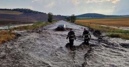 Potop in judetul Tulcea. Viitura a surprins 12 autoturisme si un mic<span style='background:#EDF514'>ROBU</span>z. Drumul national 22D este blocat VIDEO