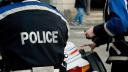 Un politist a fost atacat cu cutitul de catre un <span style='background:#EDF514'>BARBAT CARE</span> a fost dat afara dintr-un magazin Louis Vuitton din Paris