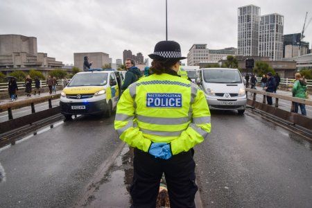Cinci militanti ecologisti, condamnati la inchisoare pentru cons<span style='background:#EDF514'>PIRATI</span>e. Au blocat autostrada care inconjoara Londra peste 120 de ore
