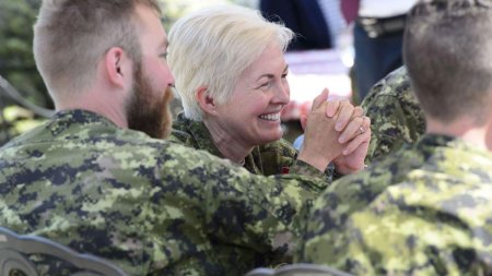 Generalul <span style='background:#EDF514'>JENNI</span>e Carignan, prima femeie care a preluat conducerea fortelor armate ale Canadei