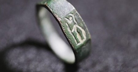 Inel vechi de 1.800 de ani reprezentand o zeita romana, descoperit de un baiat de 13 ani care facea drumetii impreuna cu tatal sau