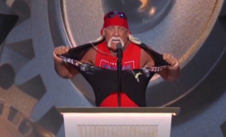 Fostul campion la lupte Hulk Hogan si-a rupt camasa de pe el pentru Donald Trump