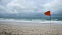 Pericol pe litoralul romanesc. Steagul rosu a fost ridicat din cauza valurilor uriase si a vantului puternic