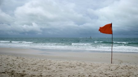 Pericol pe litoralul romanesc. <span style='background:#EDF514'>STEAGUL</span> rosu a fost ridicat din cauza valurilor uriase si a vantului puternic