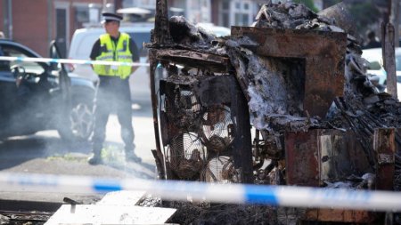 <span style='background:#EDF514'>STRAZILE</span> din Leeds sunt pline de masini arse. Imaginile dezastrului dupa ce romanii s-au batut cu politistii britanici