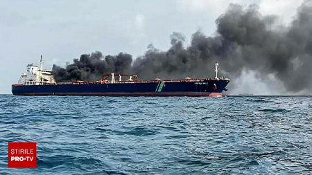 Doua nave petroliere s-au ciocnit si <span style='background:#EDF514'>AU LUAT FOC</span> in apropiere de Singapore. Bilantul victimelor | VIDEO