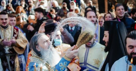 IPS Teodosie continua <span style='background:#EDF514'>RUGACIUNI</span>le pentru invocarea ploii. Noi procesiuni impotriva secetei vor avea loc in weekend