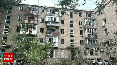 Rusia a lovit <span style='background:#EDF514'>NIKOLA</span>ev. Potrivit lui Zelenski, racheta a lovit un loc de joaca pentru copii. Sunt morti si raniti