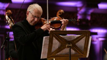 Shlomo Mintz, unul dintre cei mai importanti violonisti ai lumii, va sustine un recital la Bucuresti, in cadrul editiei a XIX-a a Concursului International George <span style='background:#EDF514'>ENESCU</span>