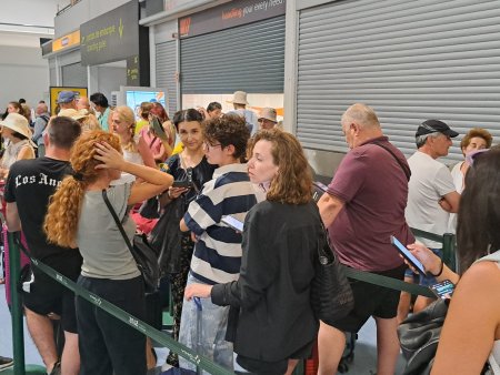 Zeci de turisti romani, blocati pe aeroportul din Lisabona dupa ce o cursa <span style='background:#EDF514'>WIZZ AIR</span> s-a anulat. Nu ne-a spus nimeni nimic, nu ne ajuta nimeni