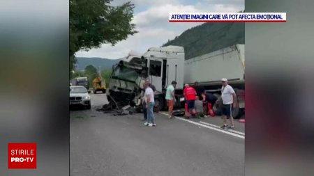 Doua tiruri s-au ciocnit pe Drumul National 17, in judetul Suceava. Traficul a fost blocat total