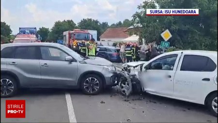 Impact violent intre 3 masini, in Hunedoara. Un barbat a fost grav ranit in urma accidentului rutier