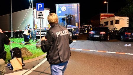 Un sofer de TIR a salvat viata unui roman urmarit pe autostrada si apoi injunghiat in fata sotiei de mai multi barbati, intr-o parcare de camioane, in Germania