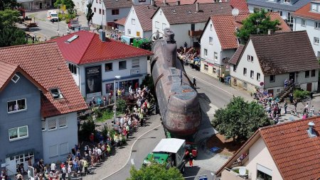 Submarin de 48 de metri, filmat pe strazile inguste ale unui oras german! Sute de oameni au iesit din case ca sa vada transportul special