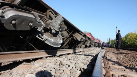 Vagonul unui tren marfar a deraiat in gara Medgidia, dupa ce a lovit un stalp de inalta tensiune