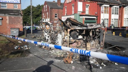Primele imagini cu barbatul care incendiaza un autobuz in Leeds. Martorii sustin ca nu romanii au dat foc masinilor