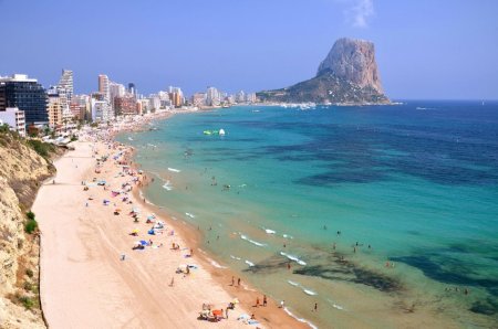 Turistii, amendati intr-un oras din Spania daca isi rezerva locuri pe plaja inainte de ora 9