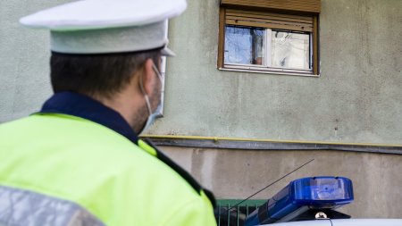 Cad<span style='background:#EDF514'>AVRE</span>le unui barbat si al unei femei, ambele cu urme de violenta, descoperite intr-un apartament din Bucuresti