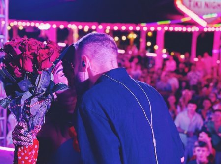Oana Radu, sarutata pe scena de un barbat de la care a primit trandafiri. Declaratia artistei: Si eu sunt foarte indragostita de tine