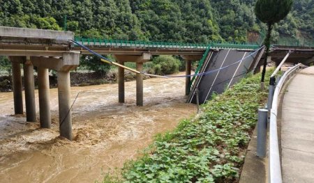 Ploi torentiale in China. Cel putin 11 persoane au fost ucise si alte zeci sunt date disparute dupa prabusirea unui pod
