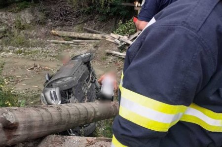 O masina a cazut intr-un rau din Neamt dupa ce s-a rupt un podet. Trei persoane, transportate la spital