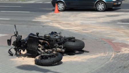 Un motociclist a murit pe DN 11 Reci - Targu Secuiesc, dupa ce s-a c<span style='background:#EDF514'>IOCN</span>it de o masina