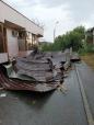 Urmarile instabilitatii atmosferice: O parte din acoperisul unei cladiri a fost luat de vant, iar o casa a fost lovita de fulger