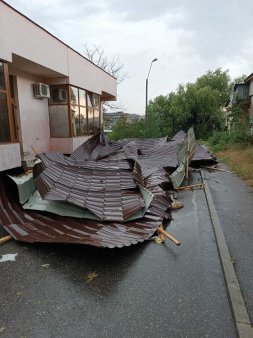 Urmarile instabilitatii atmosferice: O parte din acoperisul unei cladiri a fost luat de vant, iar o casa a fost <span style='background:#EDF514'>LOVITA</span> de fulger