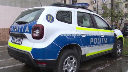 Politist din Caransebes, la <span style='background:#EDF514'>VOLA</span>nul masinii de politie, amendat dupa un accident. Ce greseala majora a facut