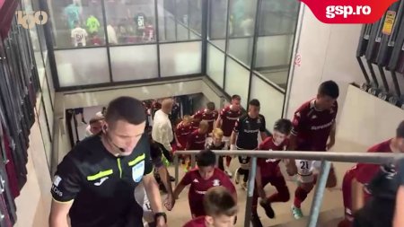 Rapid - CFR Cluj. Ambele echipe s-au adunat pe stadion pentru a da startul meciului