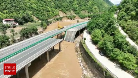 Un pod s-a prabusit in China din cauza ploilor. 12 persoane au murit, alte 30 sunt date <span style='background:#EDF514'>DISPARUTE</span>