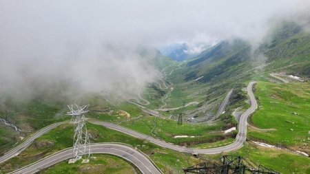 Traficul pe Transfagarasan este blocat pe un sens de circulatie din cauza unui copac cazut