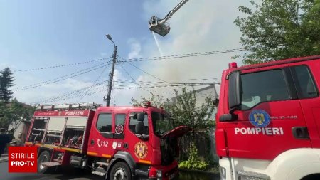 Incendiu puternic in Bucuresti. Mai multe case sunt afectate. Au fost alertate 12 masini de pompieri