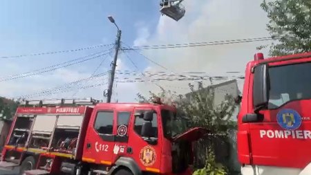 Incendiu violent in Capitala! Au luat foc mai multe case