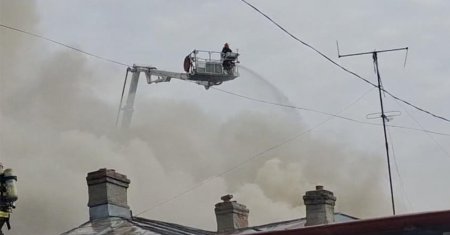 Sase case din Bucure;ti au luat foc. Pompierii intervin cu 12 autospeciale