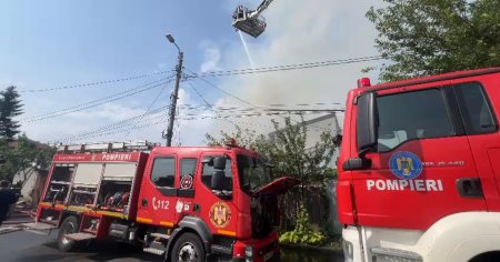 Incendiu de proportii in Bucuresti: sase case, cuprinse de flacari FOTO VIDEO