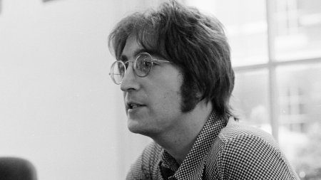 O pereche de ochelari oferiti de John Lennon si mai multe fotografii cu membrii Beatles vor fi scoase la licitatie