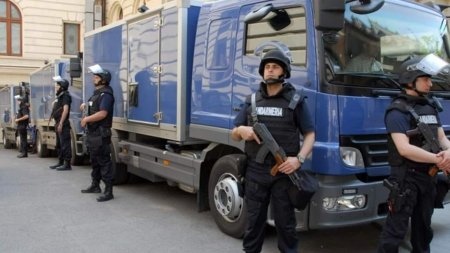 Jandarmeria a amendat cu 3.000 de lei un spectator care a aruncat pahare de carton in teren la meciul Rapid-CFR