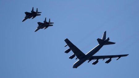 Rusia spune ca a interceptat doua <span style='background:#EDF514'>BOMBARDIER</span>e americane B-52 deasupra Marii Barent