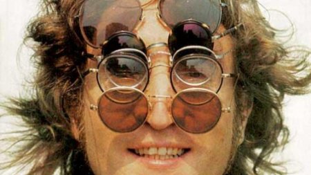 O pereche de ochelari oferiti de John Lennon si mai multe fotografii cu <span style='background:#EDF514'>MEMBRII</span> Beatles, la licitatie