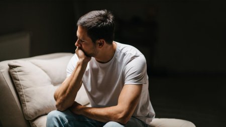 <span style='background:#EDF514'>BAIETII</span> si barbatii se confrunta cu o criza a conexiunii, spun expertii. Psiholog american: Duce la depresie si anxietate