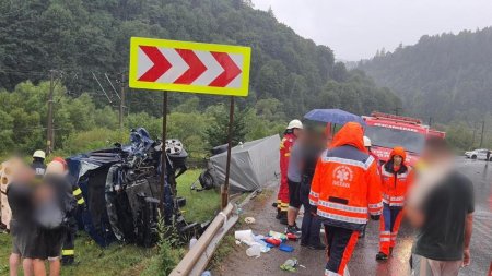 Accident intre un mic<span style='background:#EDF514'>ROBU</span>z si un TIR, in Suceava. Autoritatile in alerta